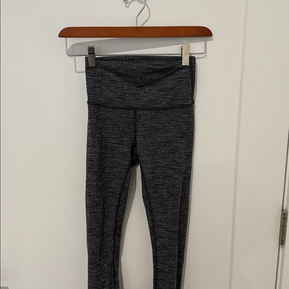 EUC Lululemon leggings Size 2 only worn a few times